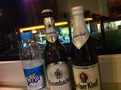 栓抜きを使わず瓶ビールを飲む方法
